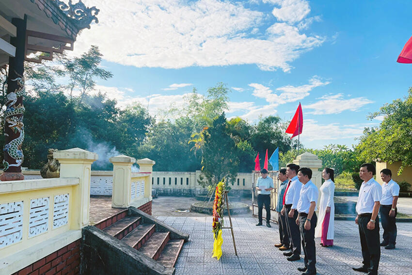 Phong Phú: Thường trực Đảng ủy viếng nghĩa trang liệt sĩ trước thềm Đại hội Đại biểu Đảng bộ phường lần thứ ...