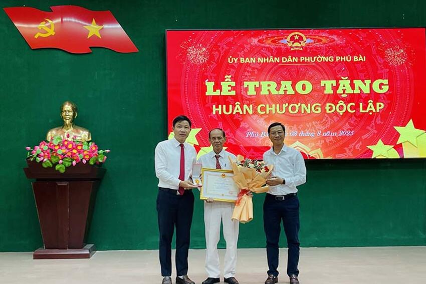 Trao Huân chương Độc lập hạng Ba cho gia đình có nhiều liệt sĩ