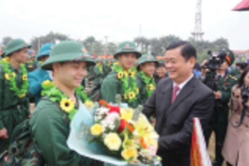Bí thư Tỉnh uỷ Thái Thanh Quý dự lễ giao, nhận quân tại huyện Đô Lương