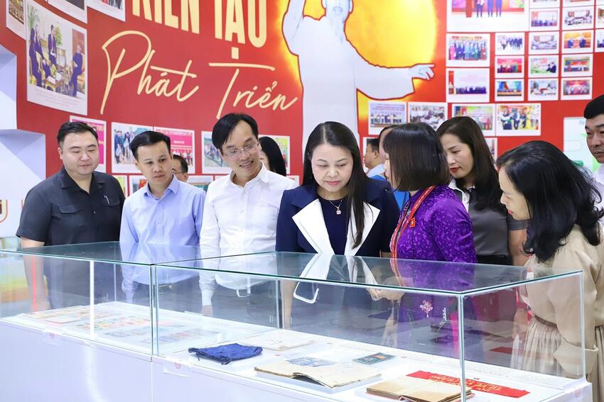 Phó Chủ tịch - Tổng Thư ký Nguyễn Thị Thu Hà thăm không gian triển lãm 'Kiến tạo, phát triển'