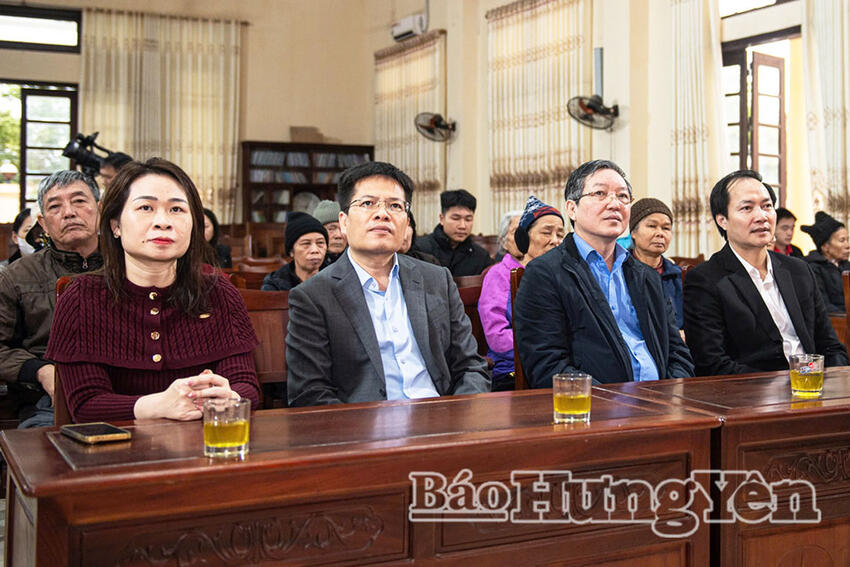 Đồng chí Phó Chủ tịch Ủy ban Trung ương MTTQ Việt Nam, Chủ tịch Hội Nông dân Việt Nam Lương Quốc Đoàn dự chương trình tặng quà Tết tại xã A Sào