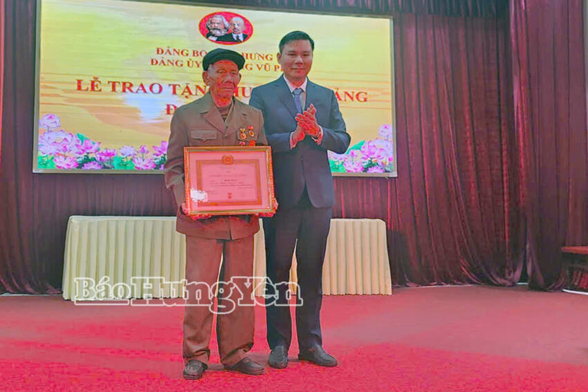 Trao Huy hiệu Đảng tại các xã, phường trong tỉnh