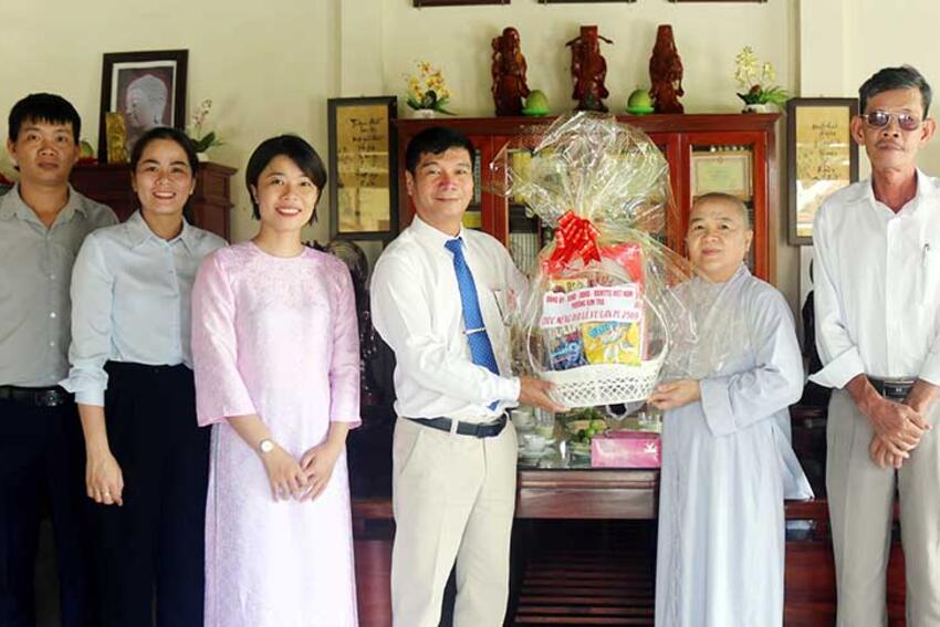 Bí thư Đảng ủy phường Kim Trà thăm, chúc mừng các cơ sở Phật giáo nhân dịp Lễ Vu Lan năm 2025