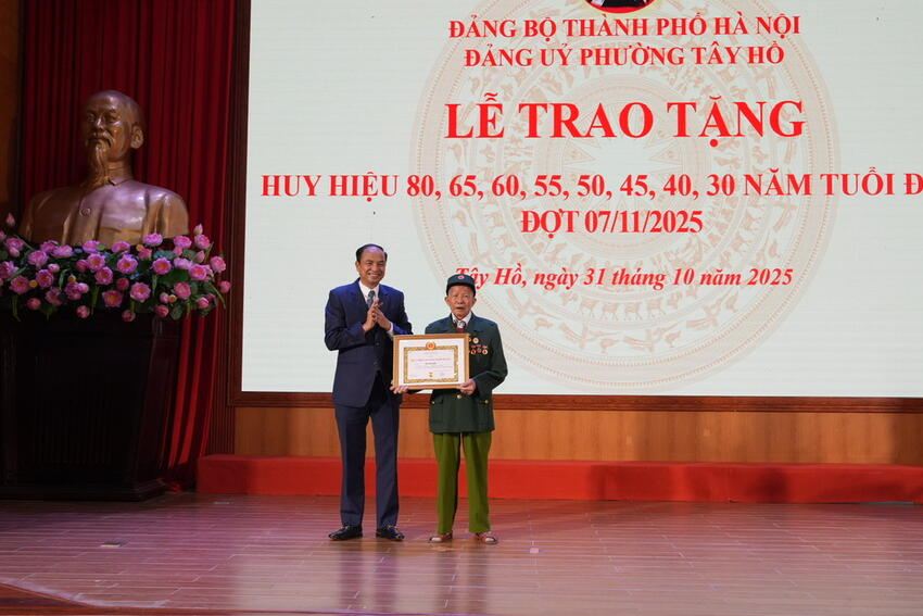 Đảng ủy phường Tây Hồ: 129 đảng viên được vinh dự nhận Huy hiệu đảng đợt 7-11
