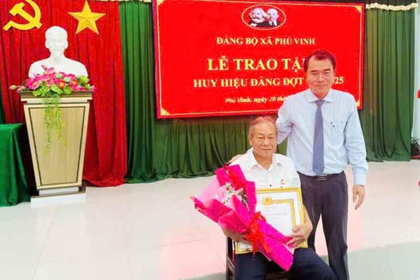 Đảng bộ xã Phú Vinh trao tặng Huy hiệu Đảng đợt 02/9/2025