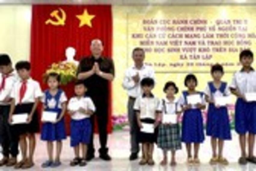 Các đơn vị VPCP phía Nam trao học bổng cho học sinh vượt khó xã Tân Lập, tỉnh Tây Ninh