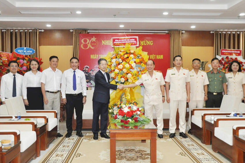 Bí thư Thành ủy Nguyễn Văn Quảng thăm, chúc mừng Công an thành phố