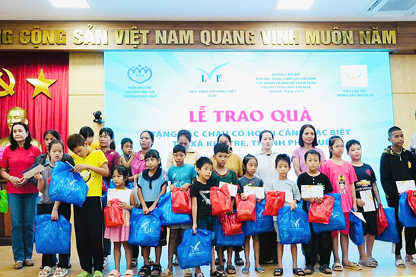 Khe Tre: Trao 64 suất quà cho học sinh có hoàn cảnh khó khăn