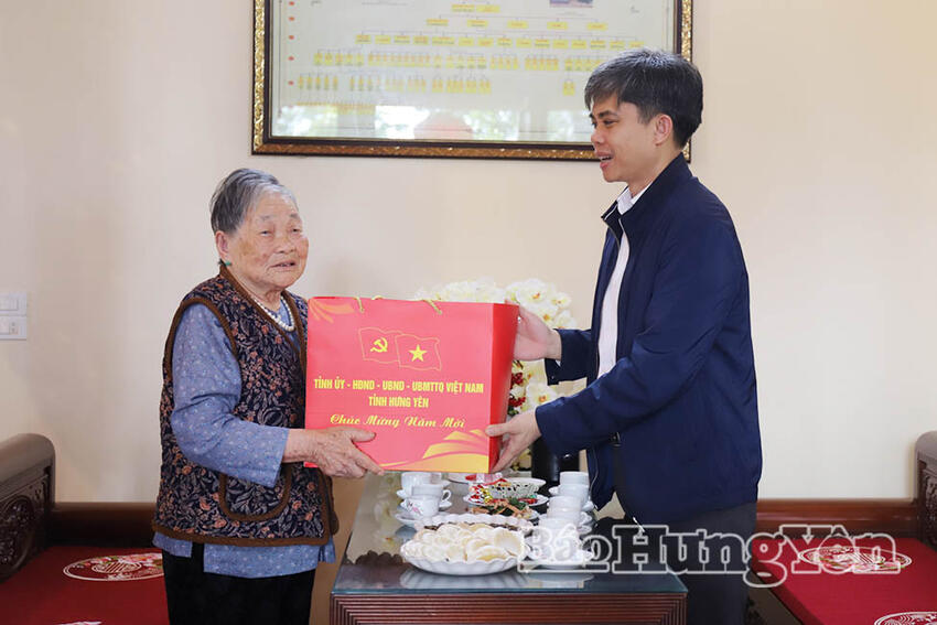 Các đồng chí Ủy viên Ban Thường vụ Tỉnh ủy, lãnh đạo UBND tỉnh trao quà Tết tại các địa phương