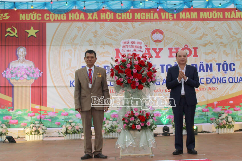Các đồng chí lãnh đạo tỉnh, Ủy viên Ban Thường vụ Tỉnh ủy dự Ngày hội Đại đoàn kết toàn dân tộc tại các khu dân cư