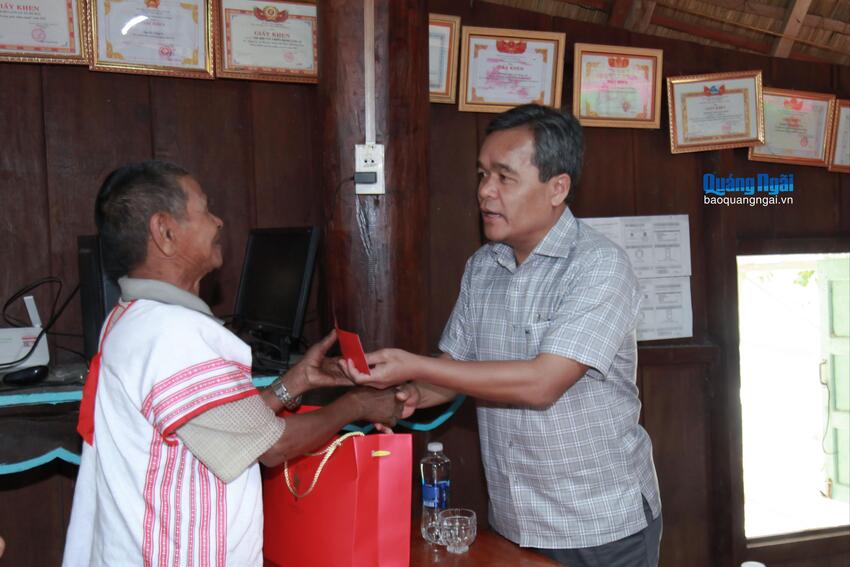 Bí thư Tỉnh ủy Hồ Văn Niên thăm, động viên đồng bào Rơ Măm ở làng Le