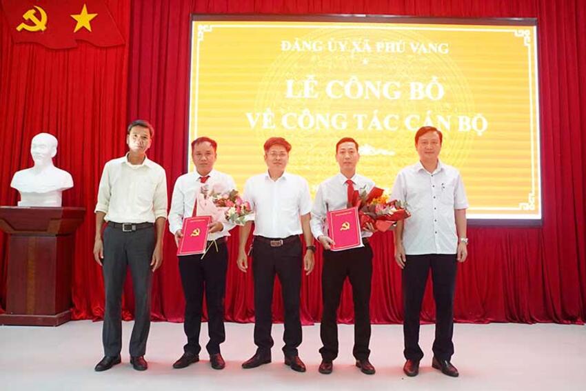 Xã Phú Vang: Công bố quyết định về công tác cán bộ