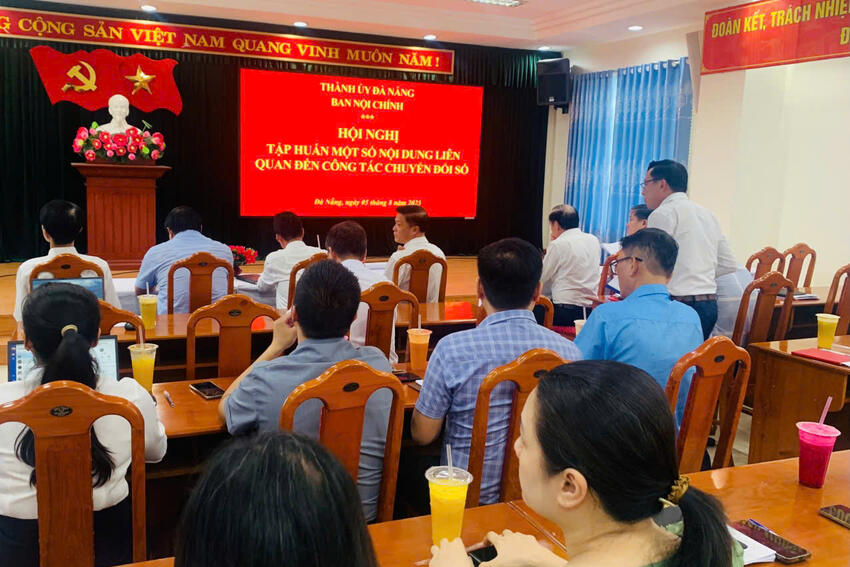 Tổ chức lớp tập huấn chuyển đổi số và sử dụng phần mềm ứng dụng trong công tác chuyên môn