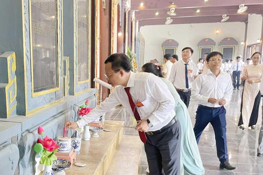 Quảng Điền: Thường trực Đảng ủy dâng hương tại Đền tưởng niệm liệt sĩ xã