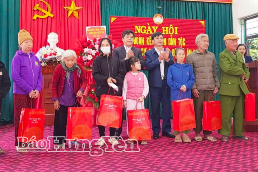 Hưng Yên: Tặng quà 480 hộ nghèo, hộ cận nghèo nhân dịp Ngày hội Đại đoàn kết toàn dân tộc