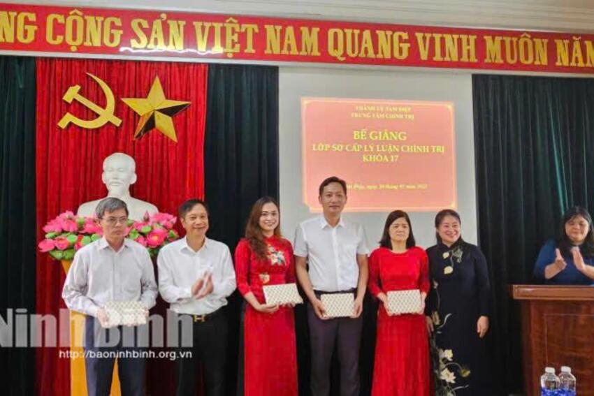 Thành ủy Tam Điệp bế giảng lớp Sơ cấp lý luận chính trị khóa 17