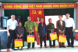 Trưởng Ban Tổ chức Tỉnh ủy Mai Việt Trung thăm, tặng quà gia đình chính sách