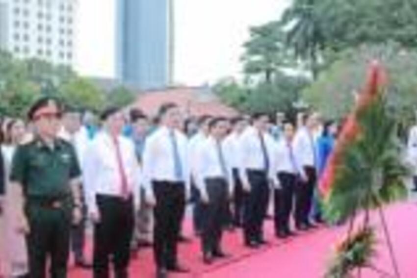 Đoàn đại biểu dự Đại hội Thi đua yêu nước tỉnh Thanh Hóa lần thứ XI dâng hương tưởng niệm Chủ...