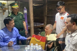 Phó Chủ tịch Thường trực UBND tỉnh Nguyễn Tuấn Thanh thăm, tặng quà các gia đình chính sách