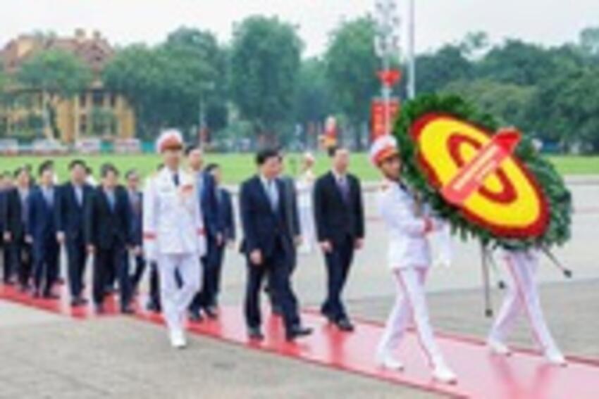 Đoàn đại biểu Văn phòng Chính phủ vào Lăng viếng Chủ tịch Hồ Chí Minh