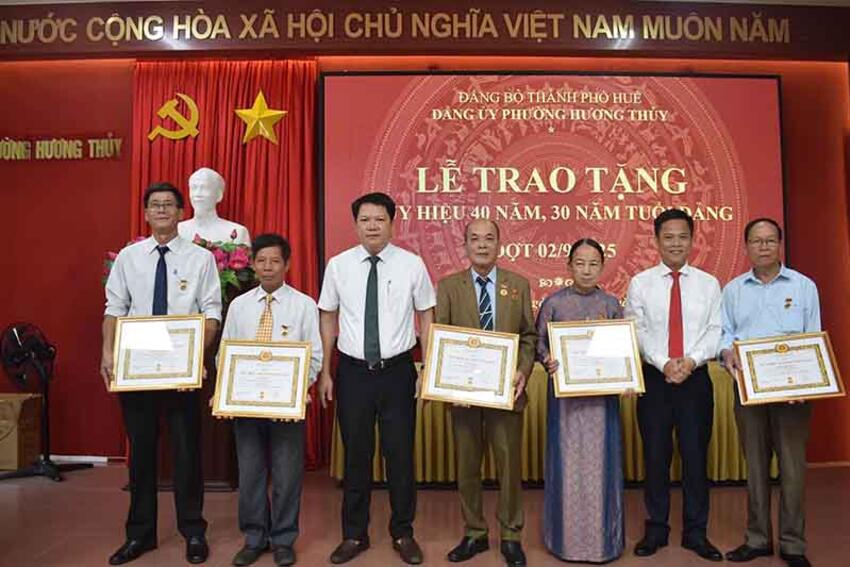 Hương Thủy: Trao Huy hiệu Đảng nhân dịp Quốc khánh 2/9