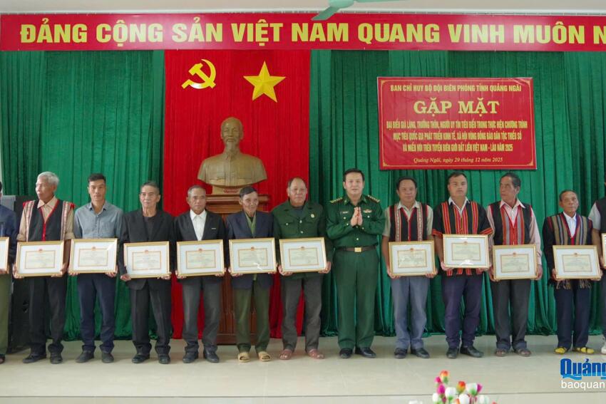 Biểu dương già làng, trưởng thôn, người có uy tín tiêu biểu