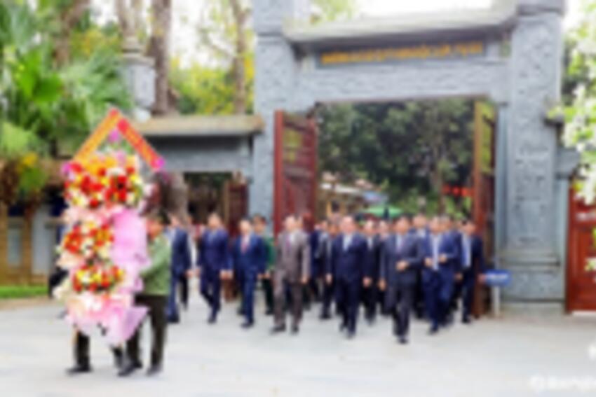 Tổng Bí thư, Chủ tịch nước Lào dâng hương tưởng niệm Chủ tịch Hồ Chí Minh