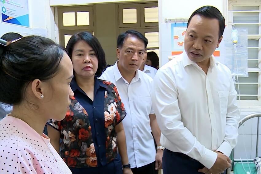 PHÓ BÍ THƯ TỈNH ỦY TRẦN TIẾN DŨNG THĂM, TẶNG QUÀ BỆNH NHÂN BỊ THƯƠNG DO LŨ QUÉT