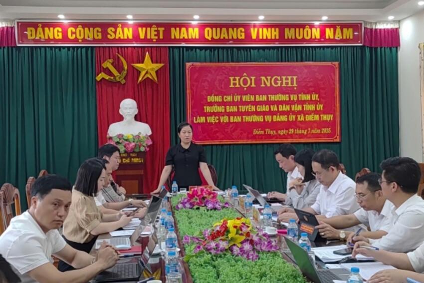 Đồng chí Trưởng ban Tuyên giáo và Dân vận Tỉnh ủy làm việc với Ban Thường vụ Đảng ủy xã Điềm Thụy
