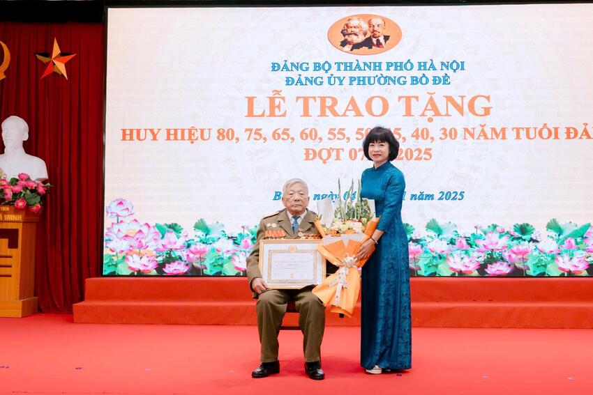 140 đảng viên phường Bồ Đề nhận Huy hiệu Đảng đợt 07-11-2025