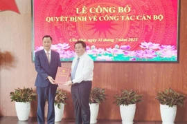 Ủy viên Bộ Chính trị Nguyễn Xuân Thắng trao quyết định về công tác cán bộ