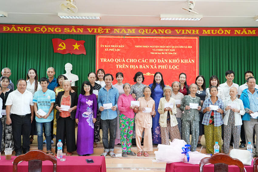 Phú Lộc: Trao 140 suất quà cho các hộ dân khó khăn và học sinh nghèo