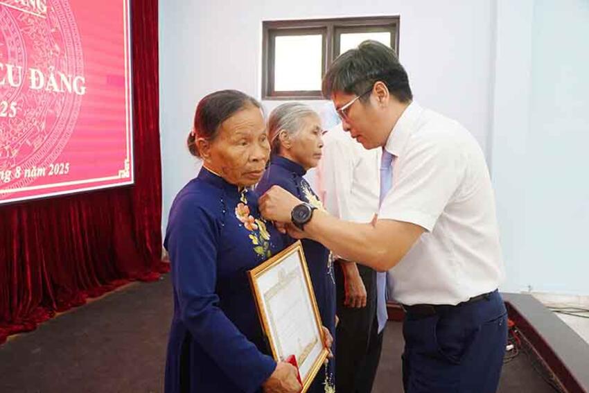 Lễ trao tặng Huy hiệu Đảng đợt 2/9/2025 tại xã Phú Vang