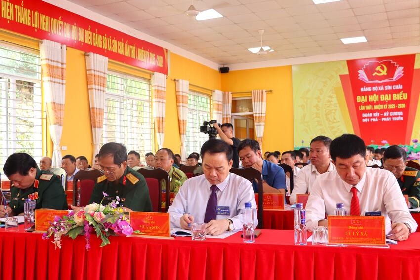 Đồng chí Mùa A Sơn, Phó Bí thư Thường trực Tỉnh uỷ dự và chỉ đạo Đại hội đại biểu Đảng bộ xã Sín Chải