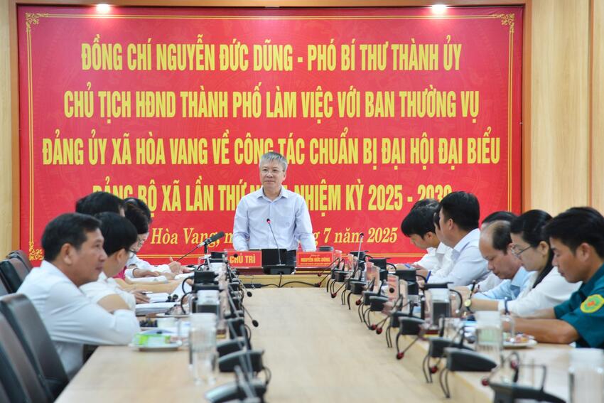 Phó Bí thư Thành ủy, Chủ tịch HĐND thành phố Nguyễn Đức Dũng làm việc với Đảng ủy xã Hòa Vang