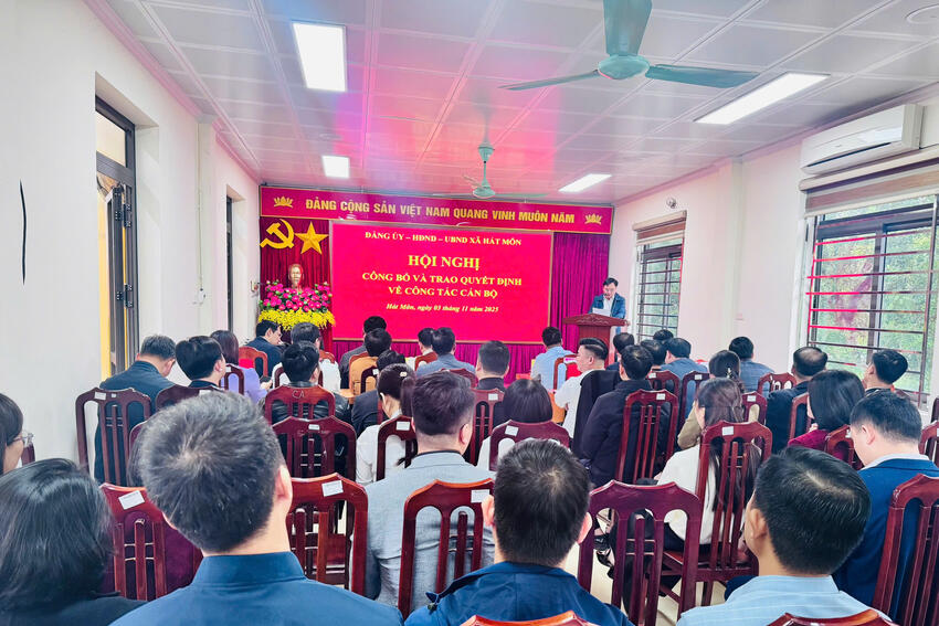 Xã Hát Môn tổ chức hội nghị công bố và trao các Quyết định về công tác cán bộ