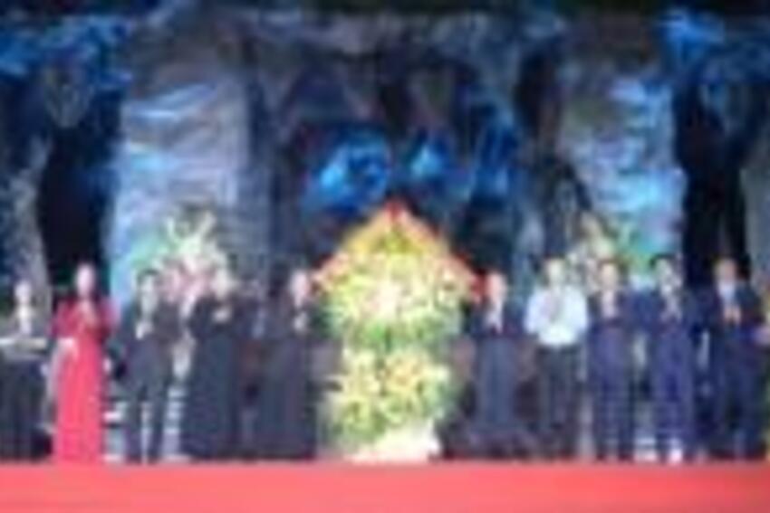 Các đồng chí lãnh đạo tỉnh chung vui, chúc mừng Giáo phận Thanh Hóa và đồng bào Công giáo đón lễ...