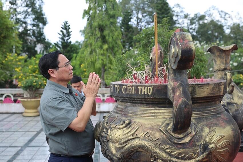 Thủ tướng Phạm Minh Chính tiếp xúc cử tri là đại diện giảng viên, cán bộ, công chức, viên chức ngành khoa học công nghệ trên địa bàn TP Cần Thơ