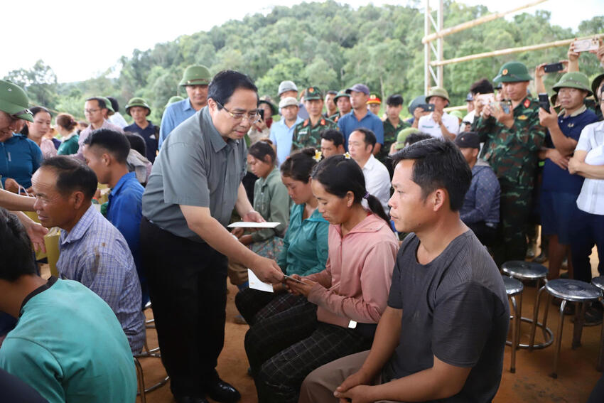 Thủ tướng Chính phủ kiểm tra công tác khắc phục thiệt hại mưa lũ ở xã Tìa Dình, xã Xa Dung