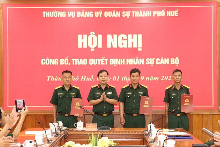 Đảng uỷ Quân sự thành phố: Trao quyết định nhân sự cán bộ năm 2025