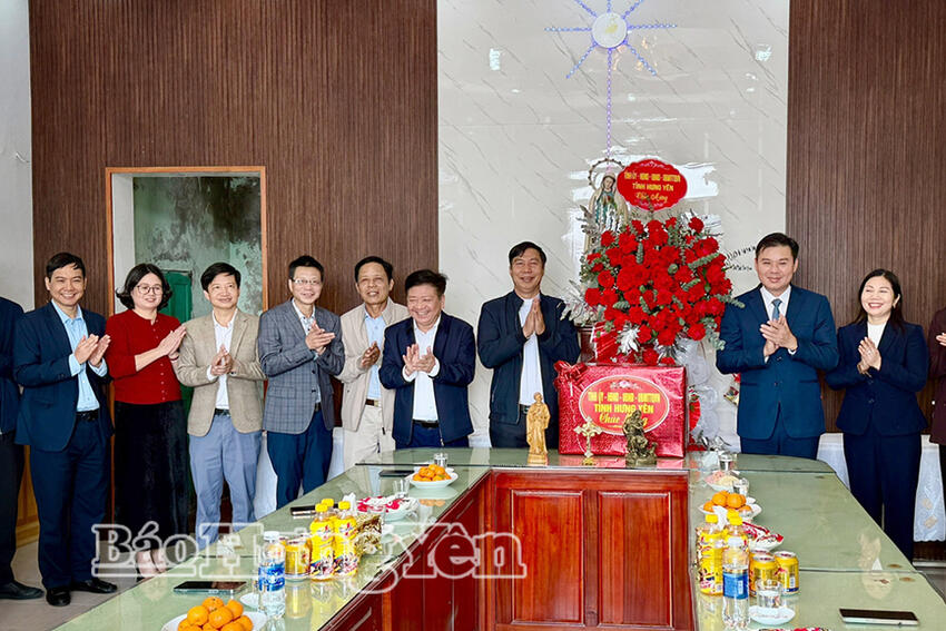 Đồng chí Phó Chủ tịch Thường trực UBND tỉnh thăm, chúc mừng Giáng sinh tại Giáo xứ Duyên Lãng