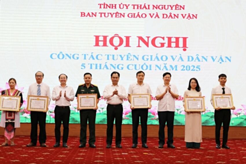 Trên 300 đại biểu tham dự Hội nghị công tác Tuyên giáo và Dân vận  5 tháng cuối năm 2025