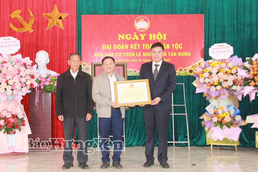 Đồng chí Phó Chủ tịch Thường trực UBND tỉnh Nguyễn Lê Huy dự Ngày hội Đại đoàn kết toàn dân tộc tại khu dân cư thôn Lê Như Hổ