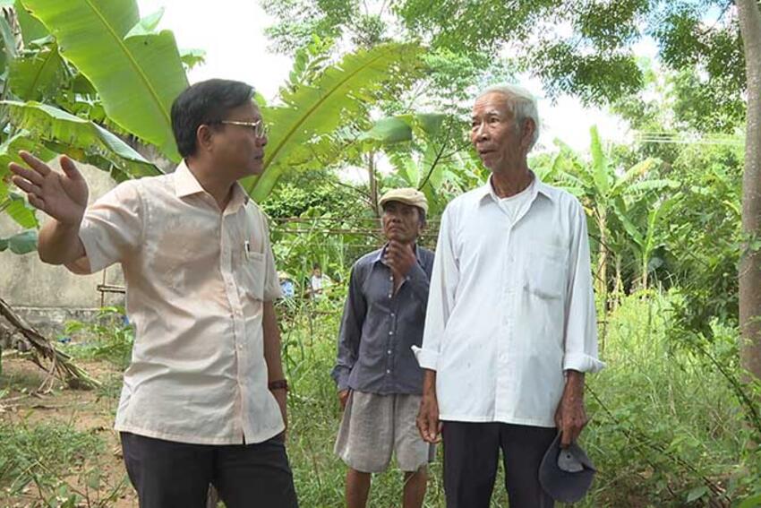 Quảng Điền: Bí thư Đảng uỷ xã kiểm tra tình hình sạt lở bờ sông Bồ
