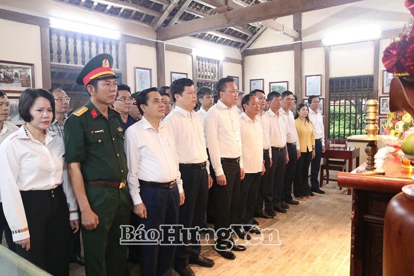 Các đồng chí lãnh đạo tỉnh dâng hương, dâng hoa tưởng nhớ Chủ tịch Hồ Chí Minh