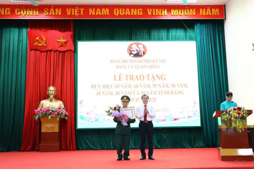 Đảng uỷ xã Sơn Đồng trao tặng, truy tặng Huy hiệu Đảng: Tôn vinh những đảng viên trung kiên, góp phần bồi dưỡng, giáo dục thế hệ trẻ