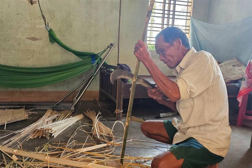 Không cần tha hương, bà con ngôi làng này ở Bình Định vẫn sống tốt nhờ nghề "cha truyền con nối"