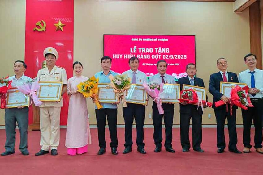 Đảng ủy phường Mỹ Thượng tổ chức Lễ trao tặng Huy hiệu Đảng đợt 02/9/2025