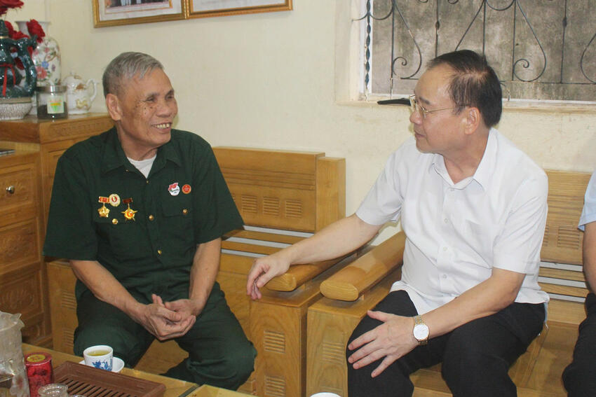 Đồng chí Mùa A Sơn, Phó Bí thư Thường trực Tỉnh uỷ thăm, tặng quà các gia đình chính sách nhân kỷ niệm 78 năm ngày Thương binh - Liệt sĩ (27/7/1947 - 27/7/2025)