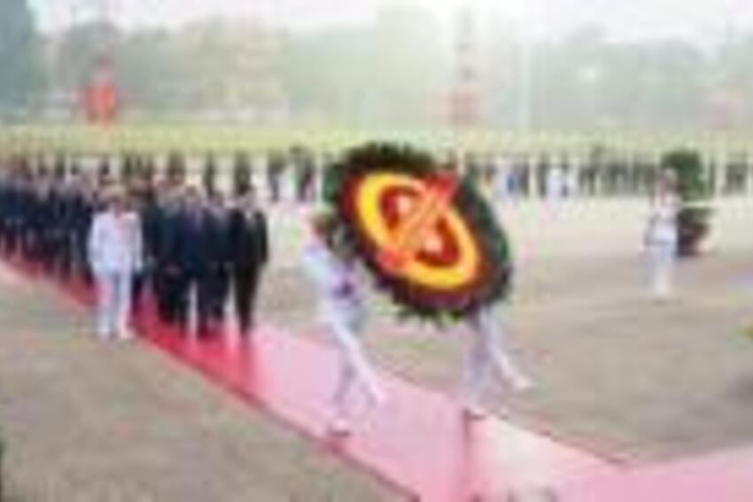 Các đại biểu dự Đại hội XIV vào Lăng viếng Chủ tịch Hồ Chí Minh, đặt vòng hoa tại Đài tưởng niệm...